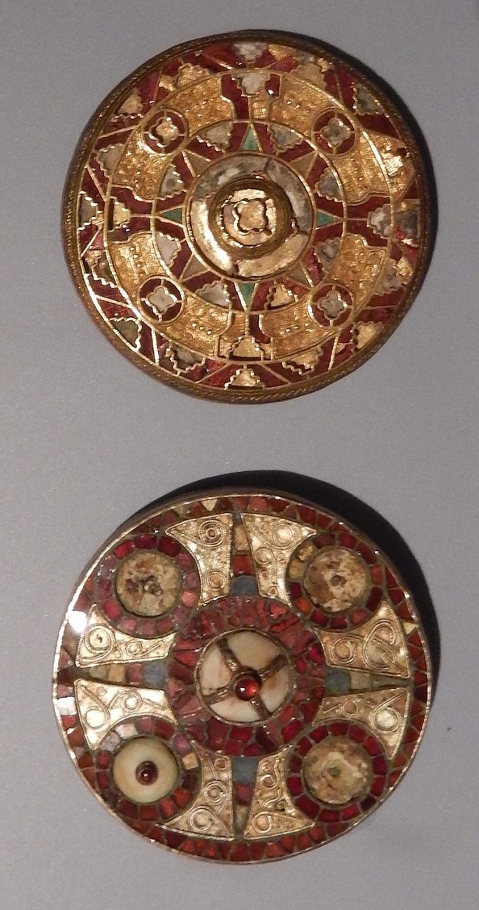Anglo-Saxon_disc_brooches.jpg
