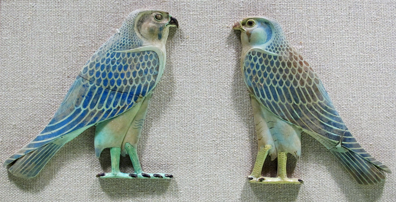 Applique_in_faience_per_tempietti_in_legno,_periodo_tolemaico,_falco_02.JPG