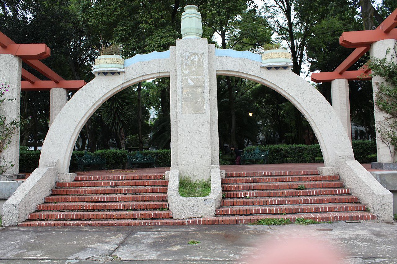 Arco_en_Parque_México,_Ciudad_de_México.jpg