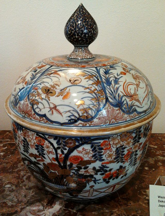 Arita_Imari_vase_with_a_cover.jpg