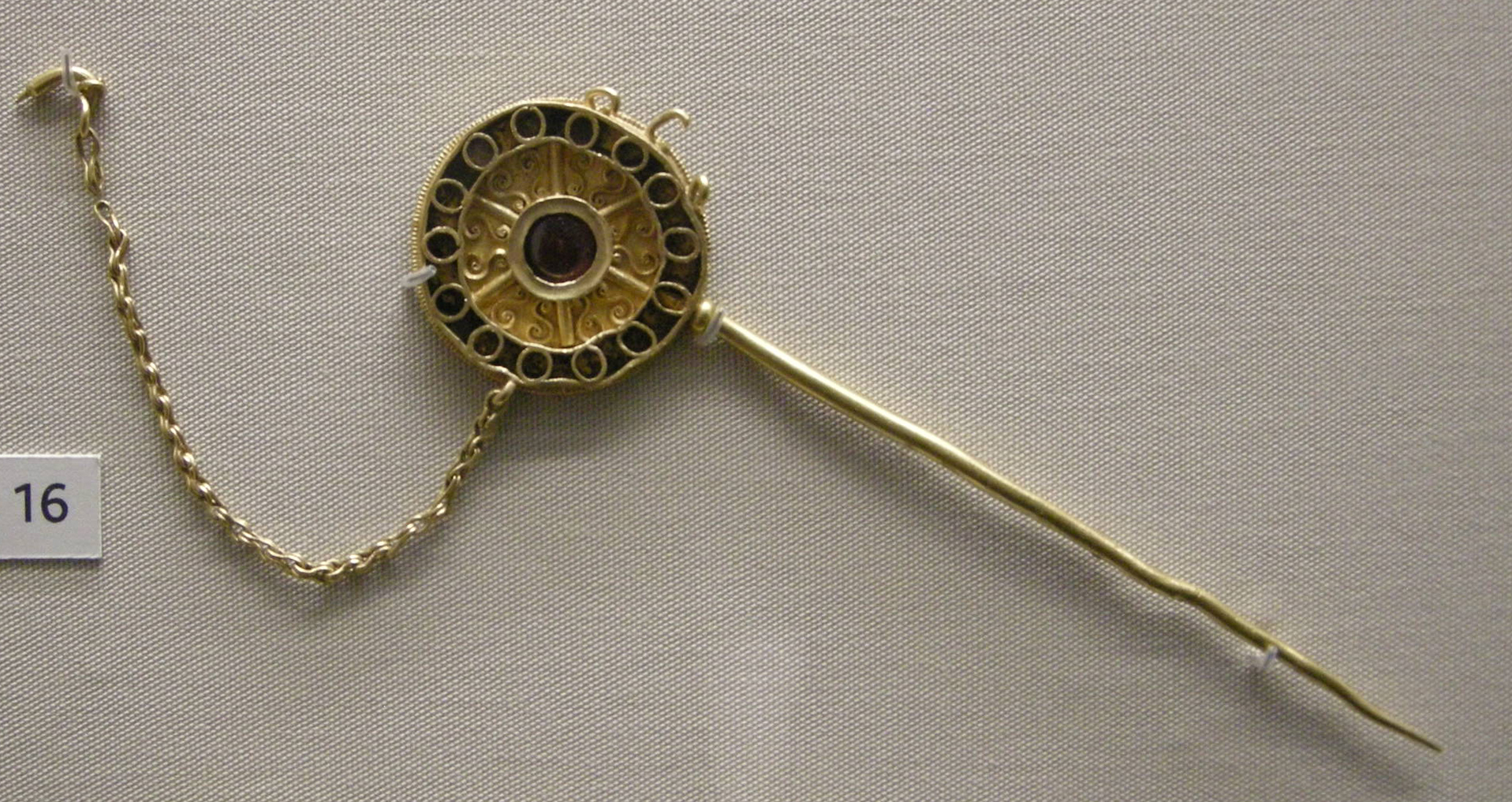 Arte_ostrogota,_spilla_per_capelli,_da_domagnano,_san_marino,_500_ca.jpg