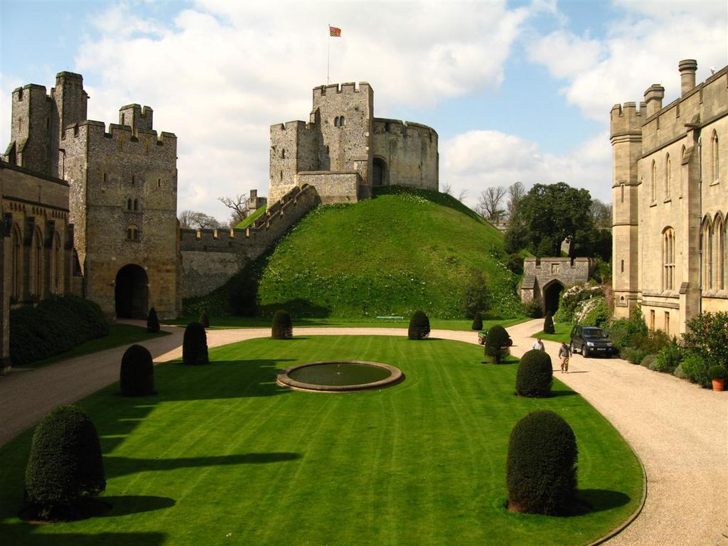Arundel_Castle_-_motte_and_quadrangle,_England_(18_April_2006).jpg