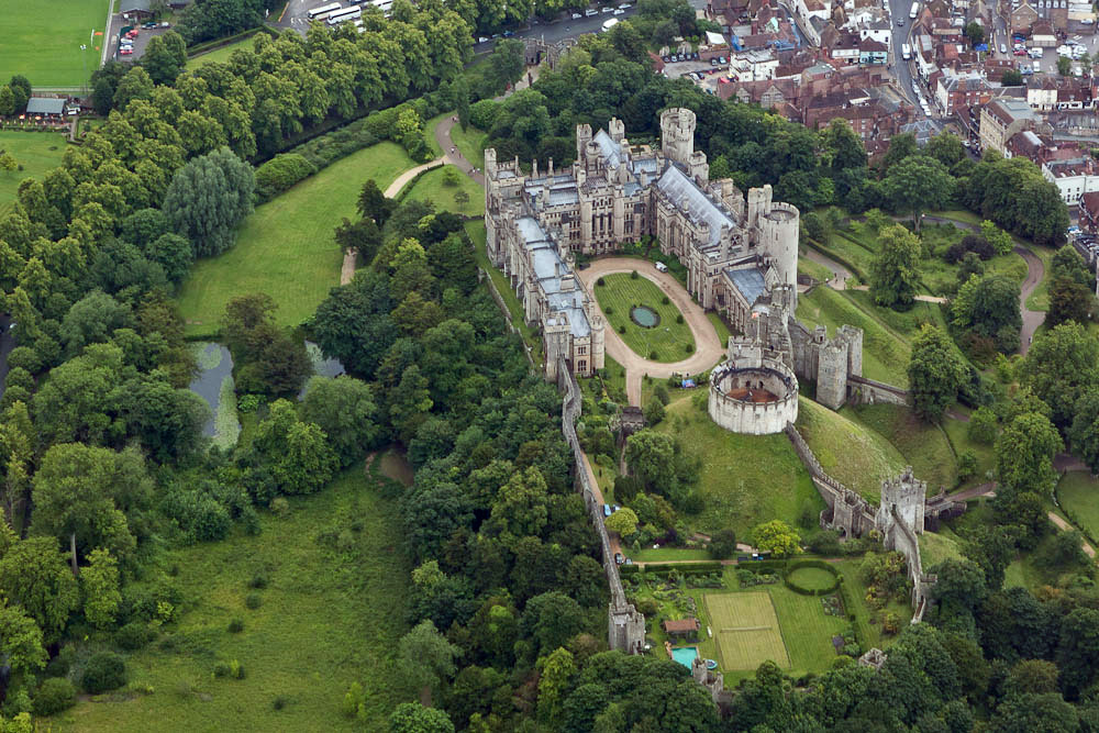 Arundel_Castle_-West_Sussex,_England-23June2011_(2).jpg