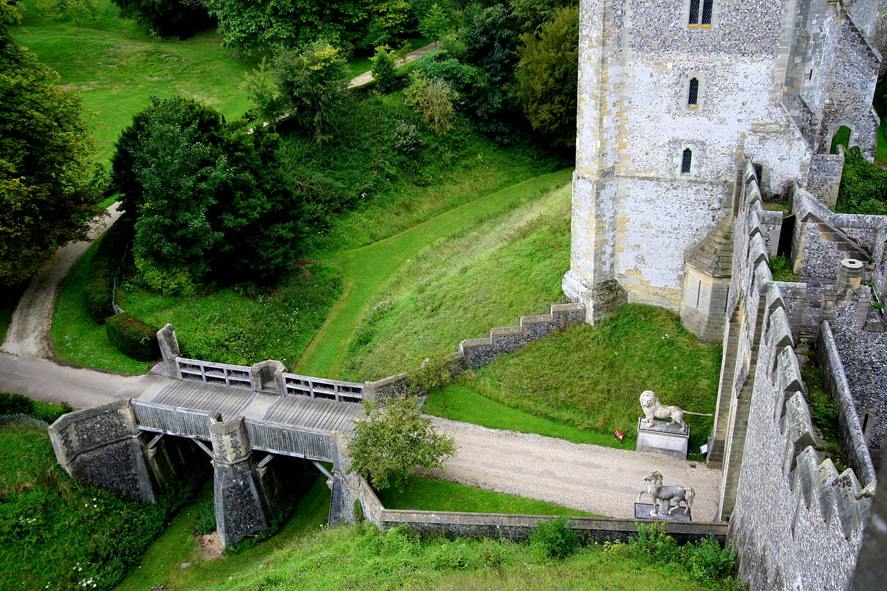 Arundel_Castle_Bridge.JPG