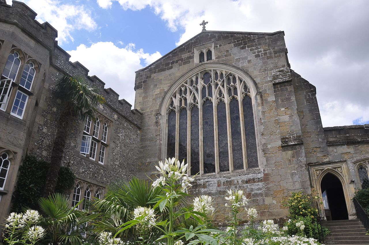 Arundel_Castle_Fitzalan_Chapel_and_White_Garden.jpg