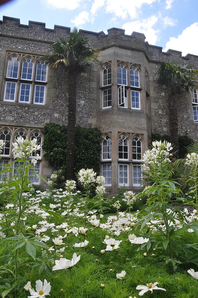 Arundel_Castle_white_garden.jpg