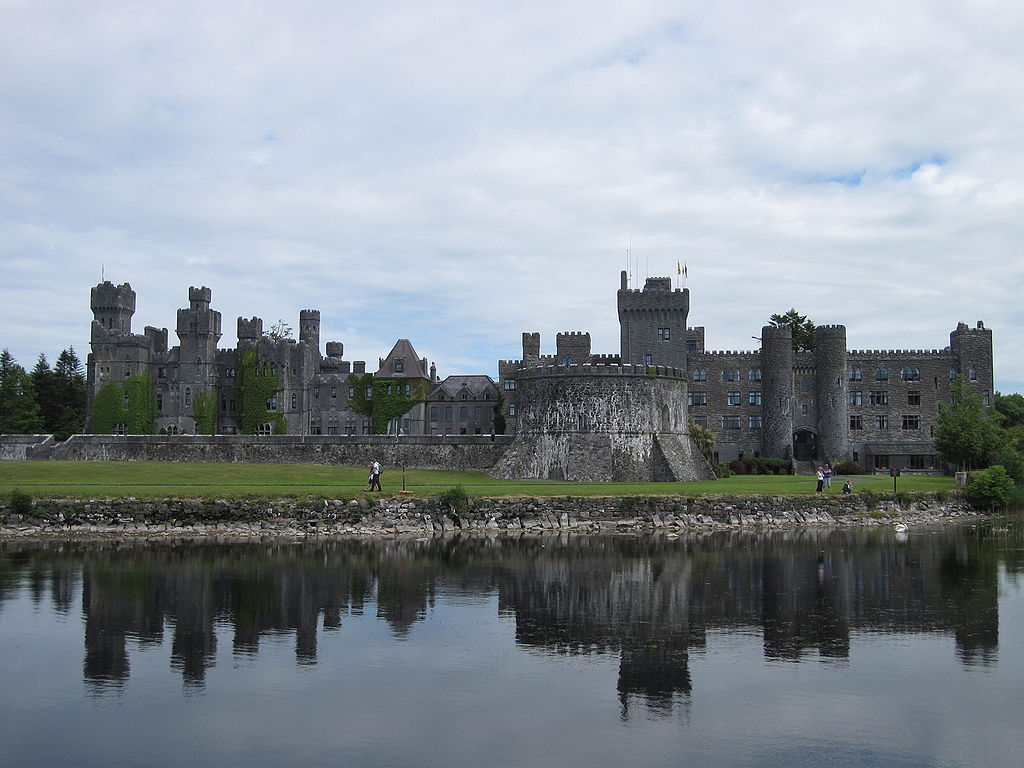 Ashford_castle_from_Lough_Corrib эшфорд.JPG