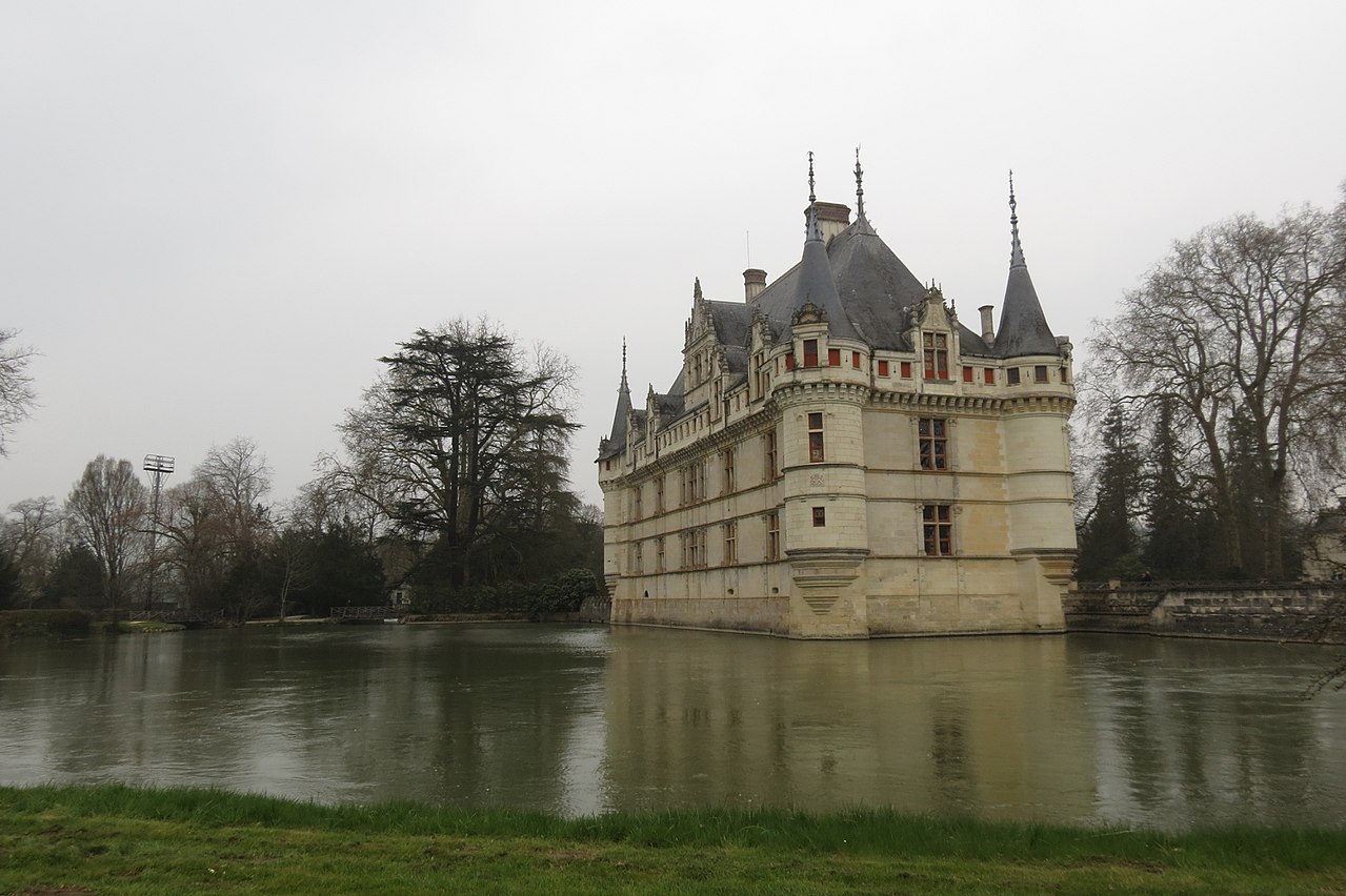 Azay-le-Rideau_(46)_(13008158423).jpg