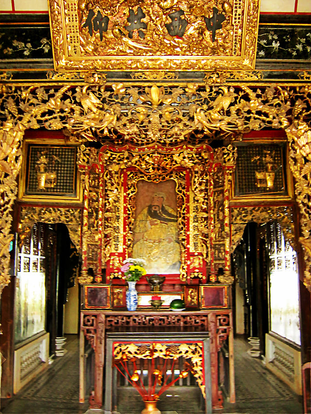 Bàn_thờ_Quan_Công.jpg