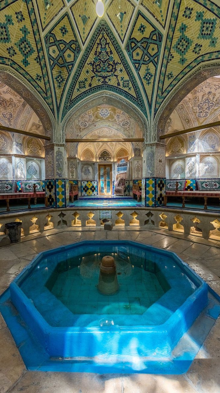 Baños_del_Sultán_Amir_Ahmad,_Kashan,_Irán,_2016-09-19,_DD_56-58_HDR.jpg