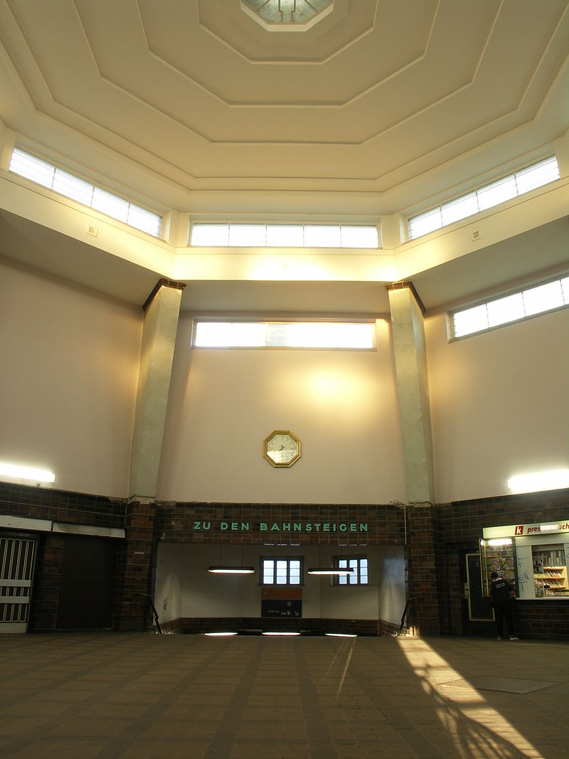 Bahnhof_Berlin-Wannsee_Schalterhalle_Innenansicht.jpg