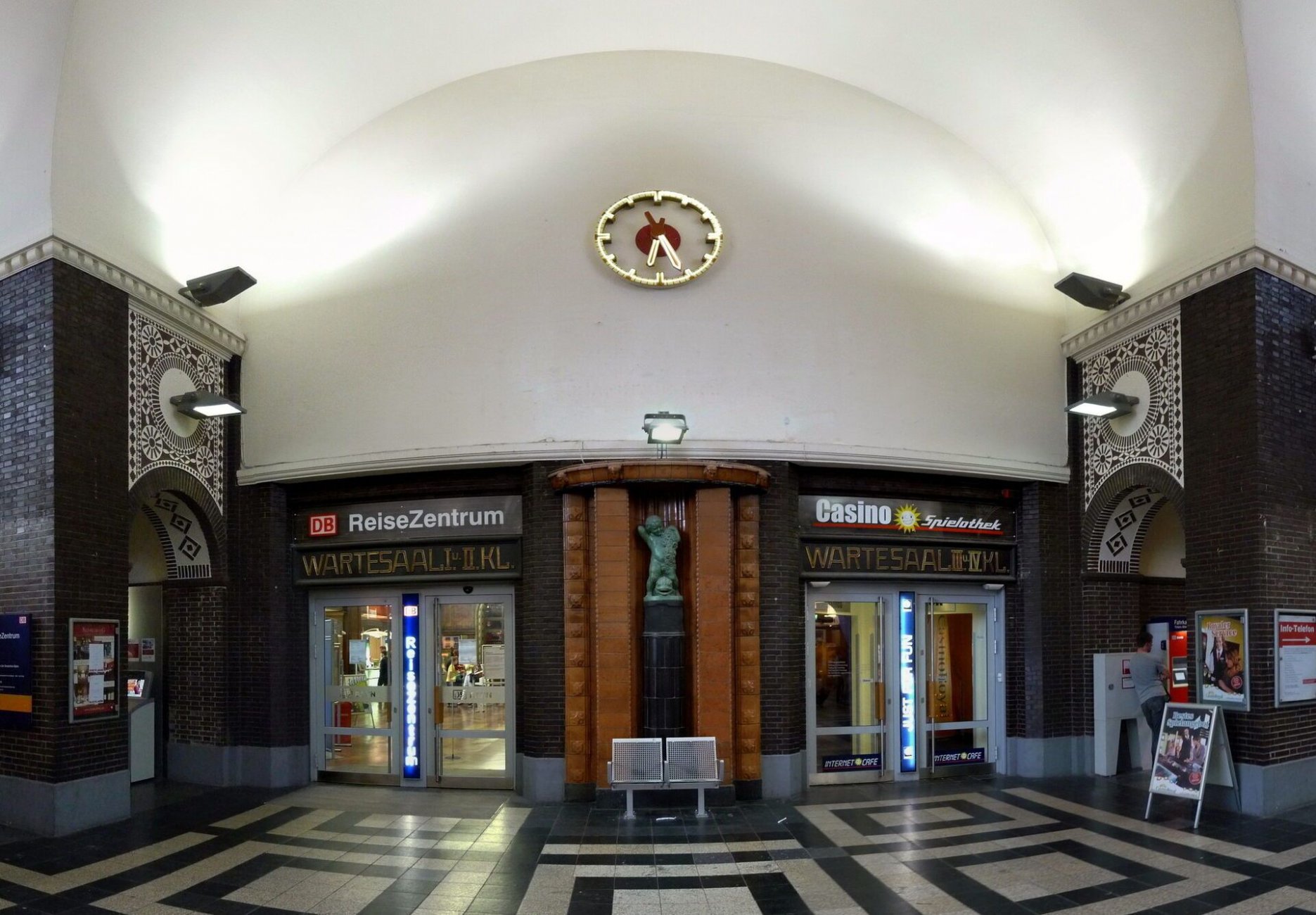 Bahnhof_Oldenburg,_Haupthalle.jpg