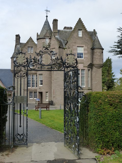 Balhousie_Castle_(geograph_3727391).jpg