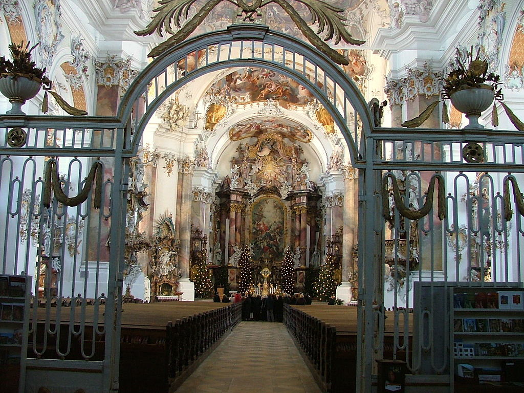 Basilka_im_Barock_Rokoko_Stil,_Tor_im_Empire_Stil_-_panoramio.jpg