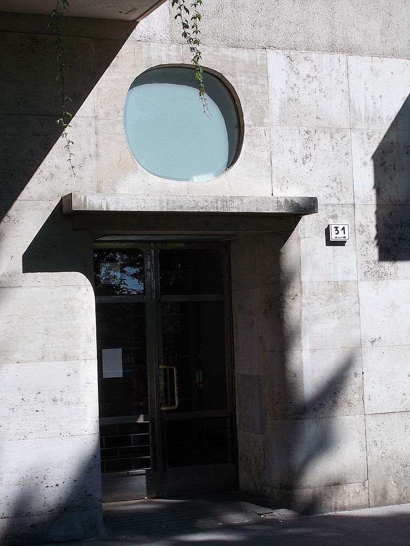 Bauhaus._Street_door._-_Szent_István_park_31,_Budapest.JPG