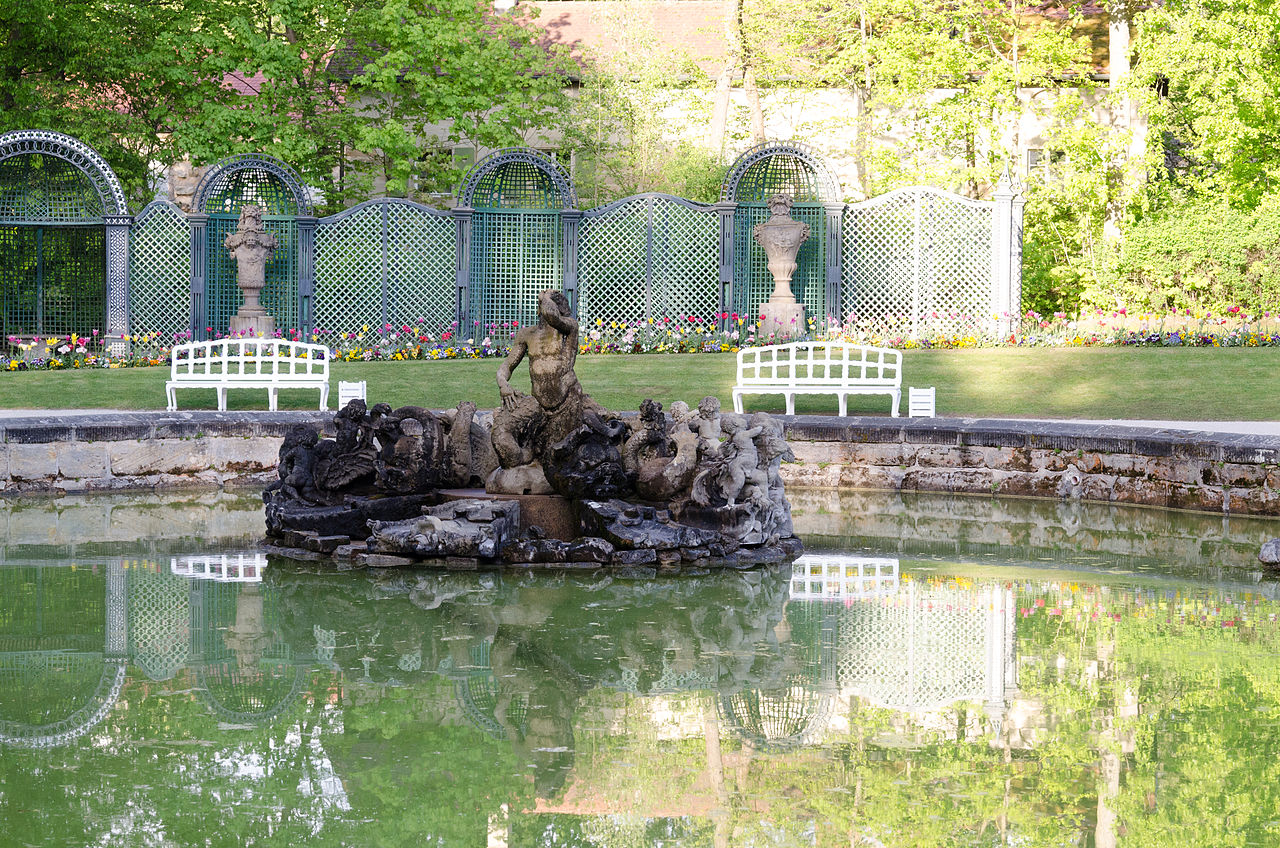 Bayreuth,_Eremitage,_Neues_Schloss,_großes_Basin-008.jpg