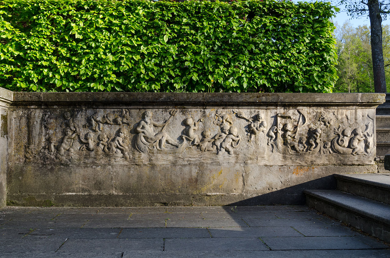 Bayreuth,_Eremitage,_Neues_Schloss,_Reliefe_am_Treppenaufgang-011.jpg