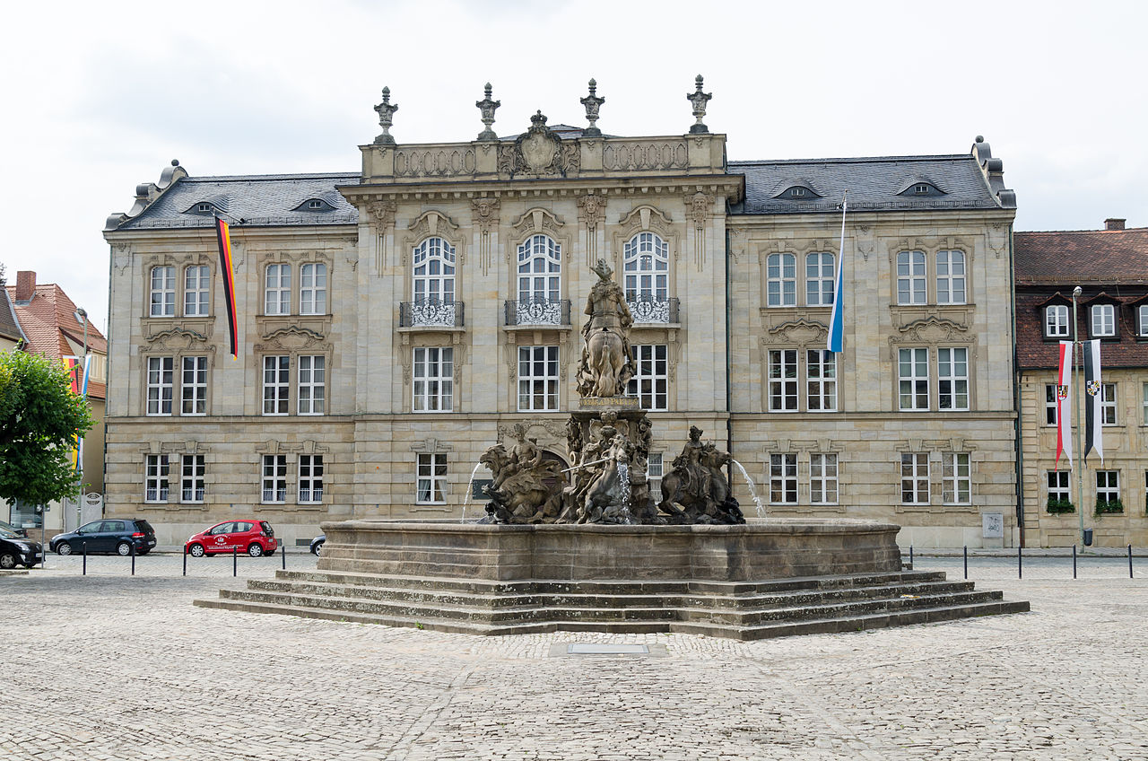 Bayreuth,_Neues_Schloß,_Markgrafenbrunnen-002.jpg