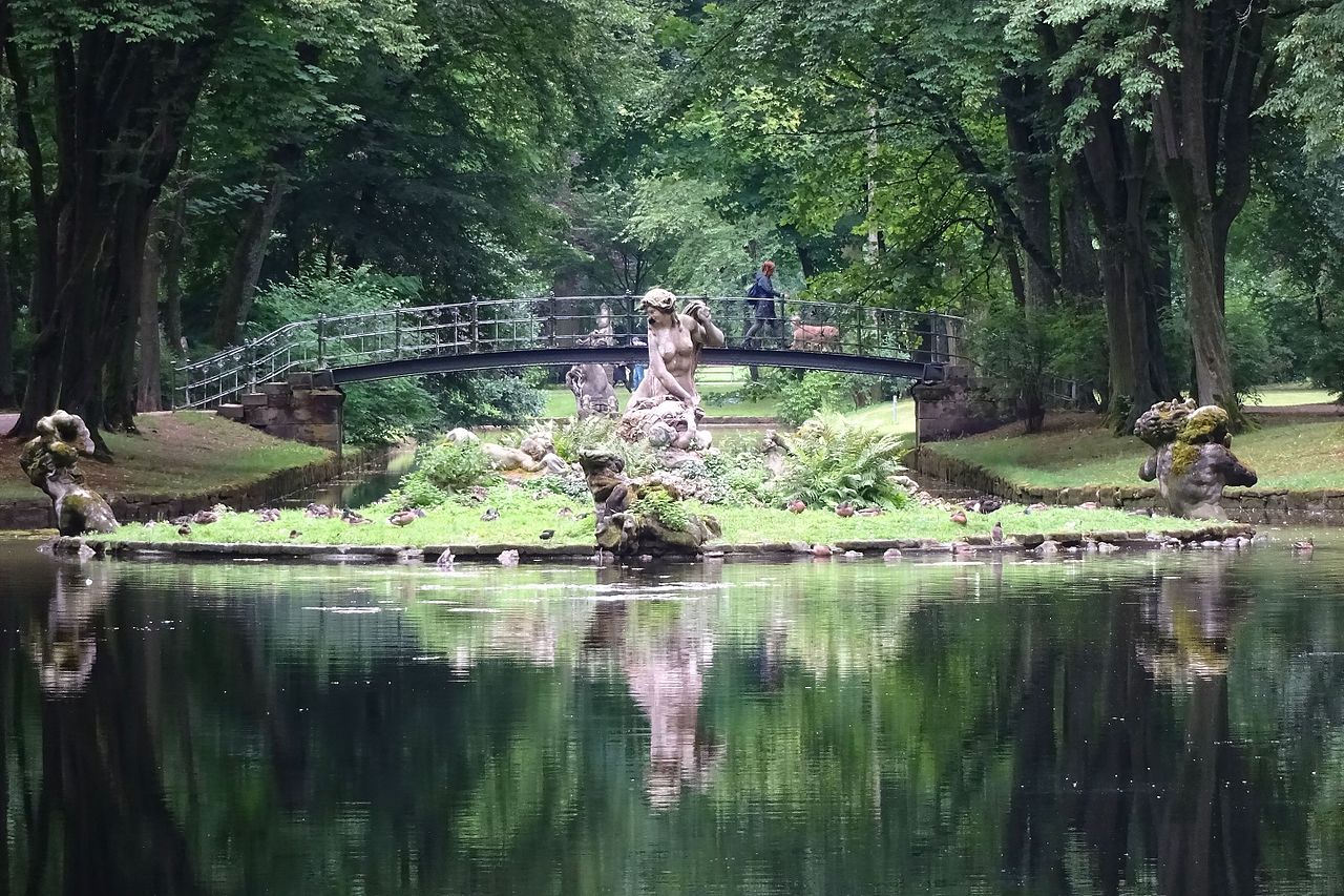 Bayreuth_Hofgarten_Neues_Schloss_Schwanen_Insel_Brücke.jpg