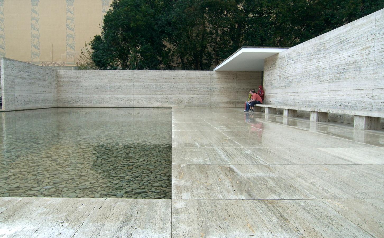 BCN_-_MIES_VAN_DER_ROHE_-_panoramio_(2).jpg