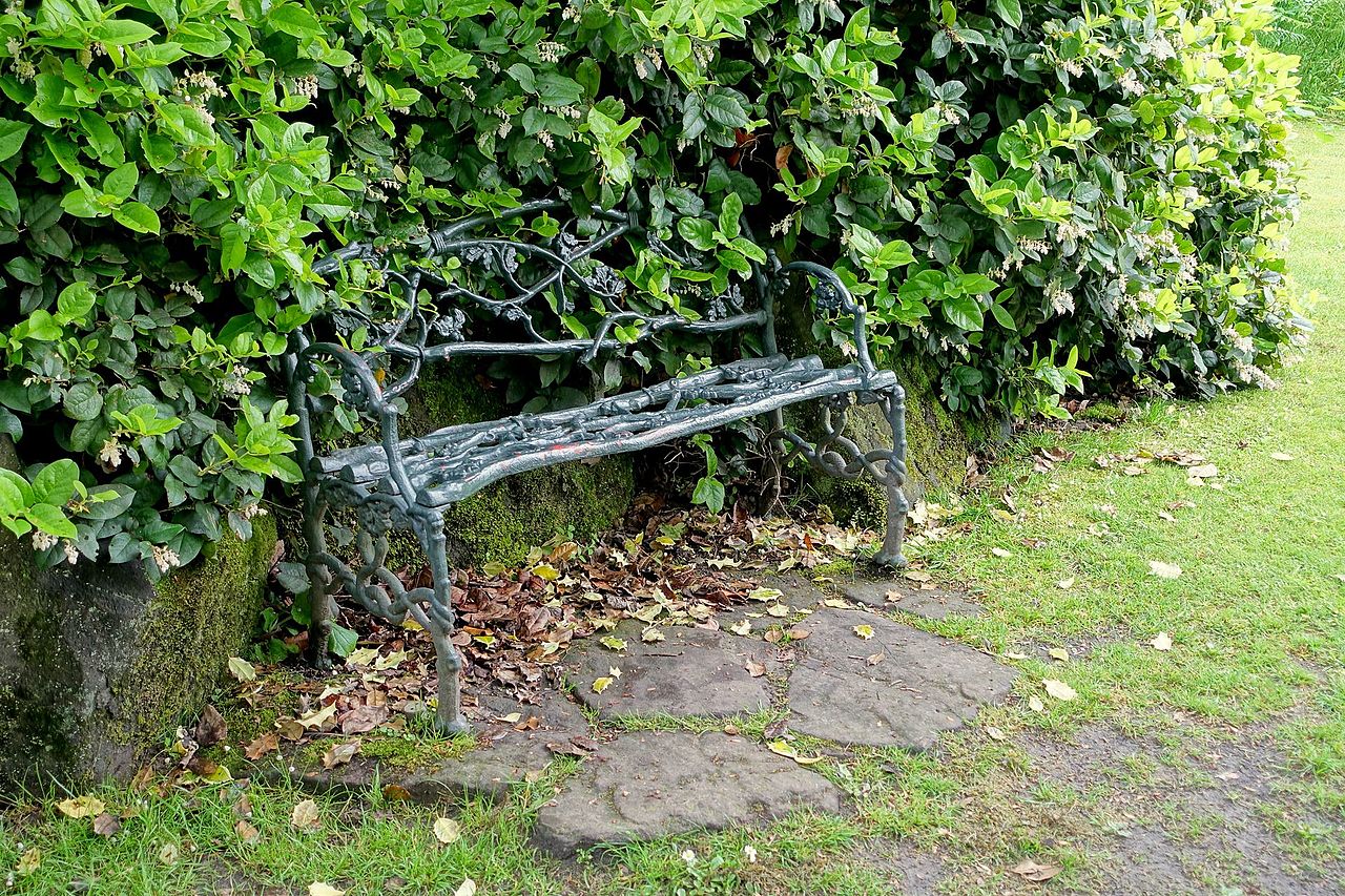 Bench_-_Biddulph_Grange_Garden_-_Staffordshire,_England_-_DSC09214.jpg