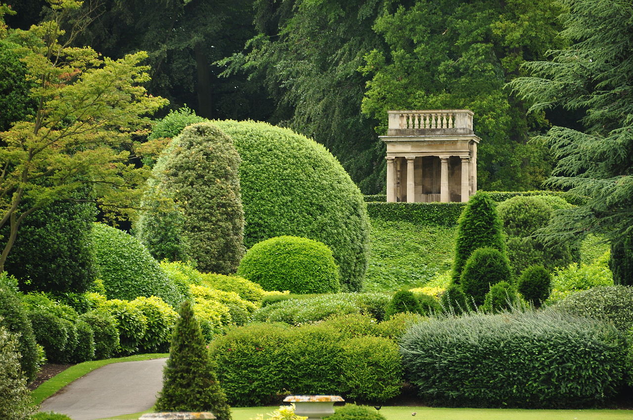 Bench_in_Brodsworth_Hall_garden_(9186).jpg
