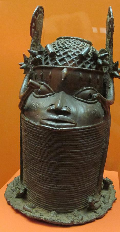 Benin,_testa_commemorativa_oba,_XIX_sec.JPG
