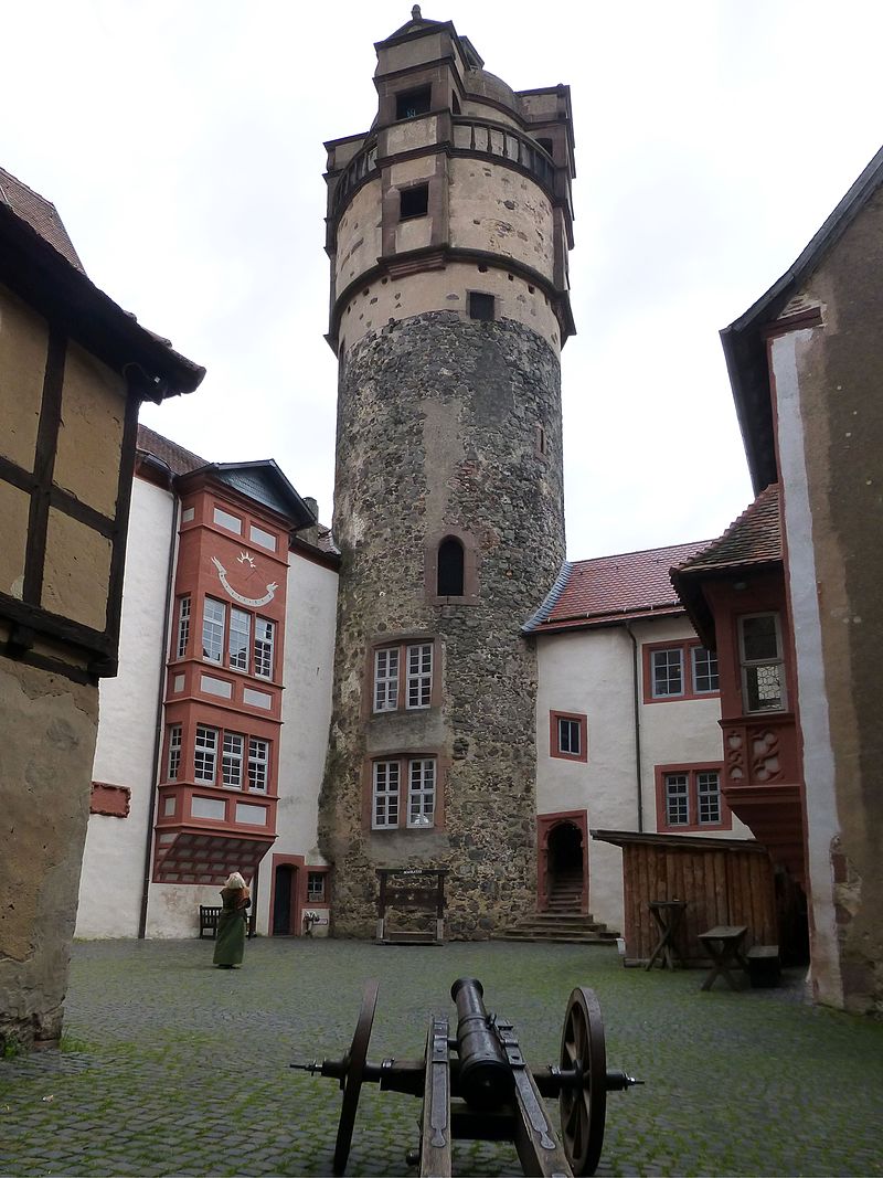 Bergfried_Burg_Ronneburg-01.jpg