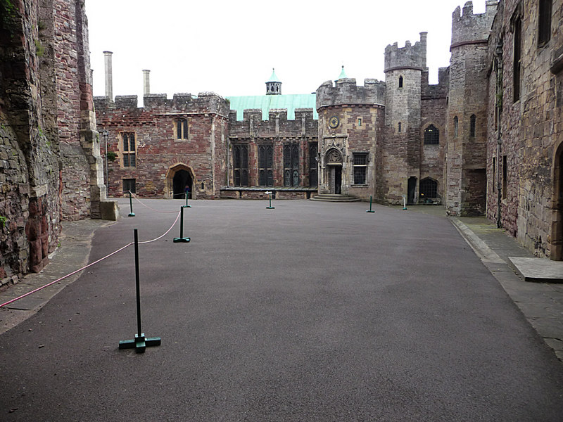 Berkeley_Castle,_courtyard_-_geograph.org.uk_-_1732509.jpg