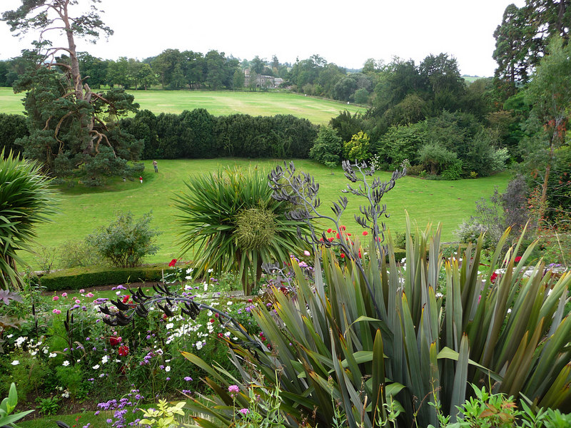 Berkeley_Castle,_garden_-_geograph.org.uk_-_1732486.jpg