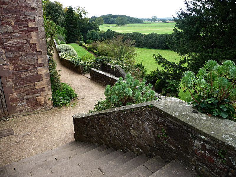Berkeley_Castle,_garden_-_geograph.org.uk_-_1732796.jpg