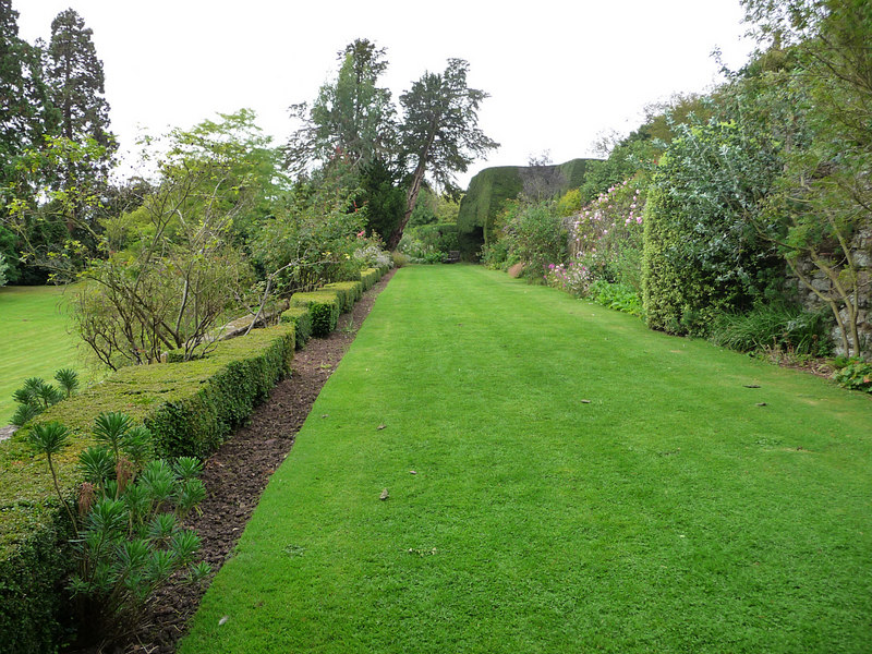 Berkeley_Castle,_garden_-_geograph.org.uk_-_1732811.jpg