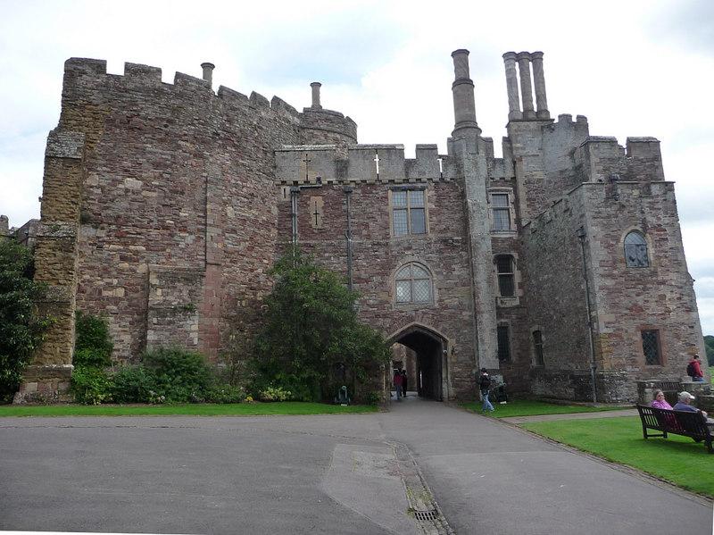Berkeley_Castle_-_geograph.org.uk_-_1732502.jpg