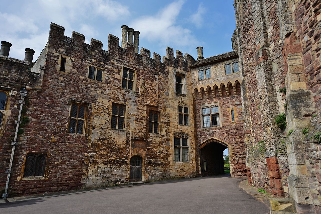 BERKELEY_CASTLE_VIEW_TOWARDS_MAIN_ENTRANCE.JPG