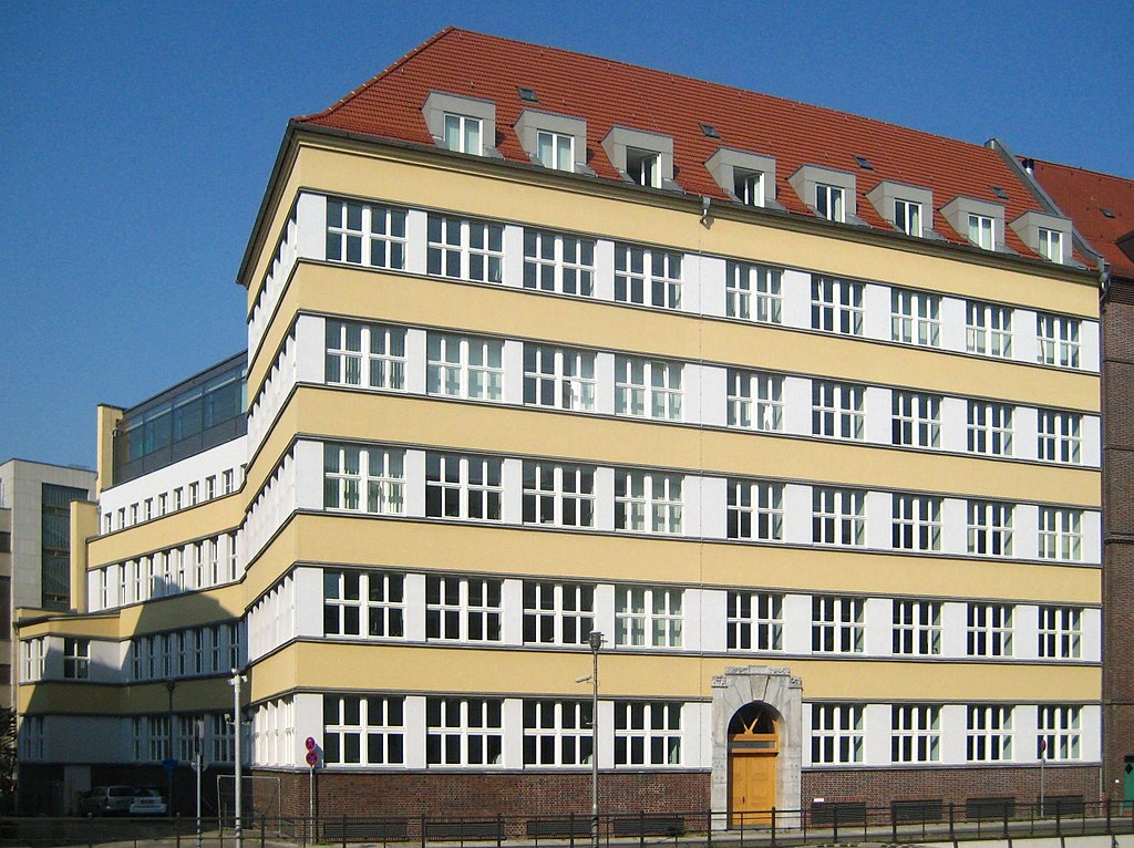 Berlin,_Mitte,_Oberwasserstrasse,_Buerogebaeude.jpg