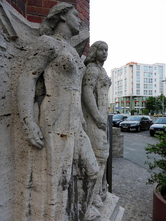 Berlin_Tempelhof_Ullsteinhaus_Figuren_10.07.2015_05-14-09.JPG
