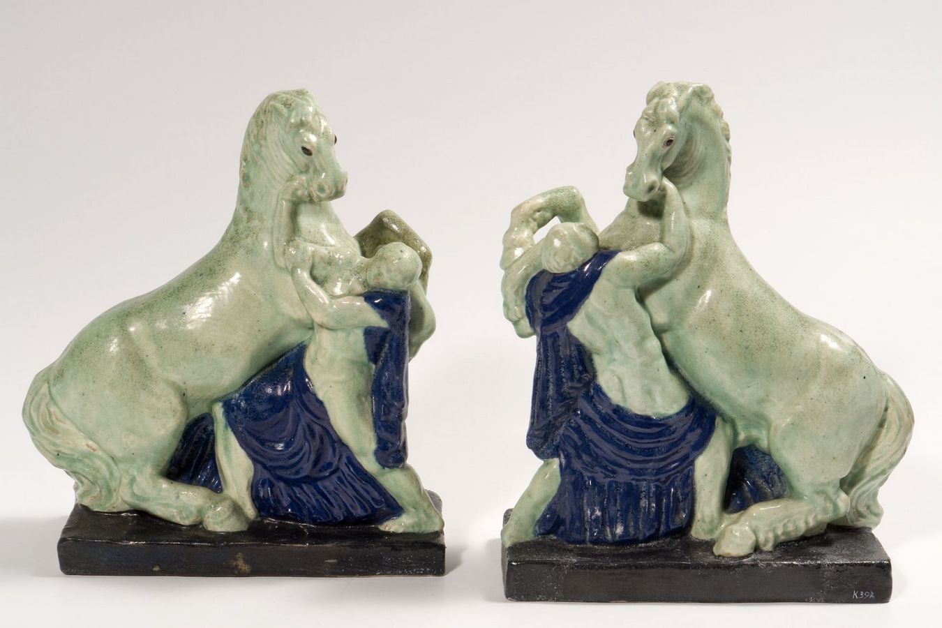 Bernhard-Hoetger_Figurengruppe-Rossebändiger-Buchstütze_1911.jpg