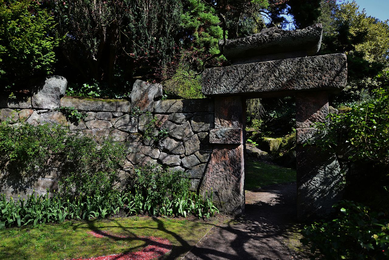 Biddulph_Grange_The_entrance_arch_to_the_Chinese_Garden_from_that_garden.JPG