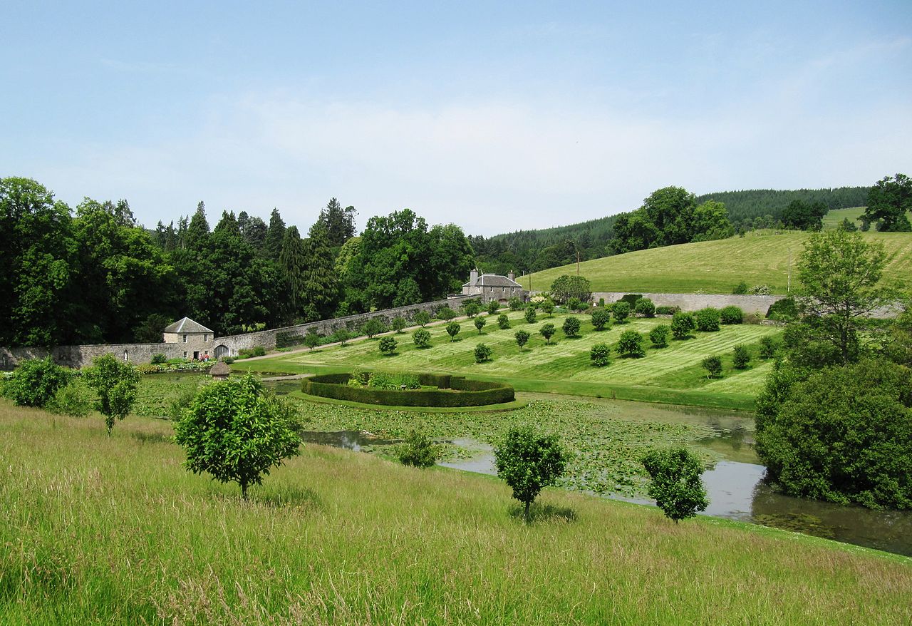 Blair_Castle,_Hercules_Garden_07.jpg