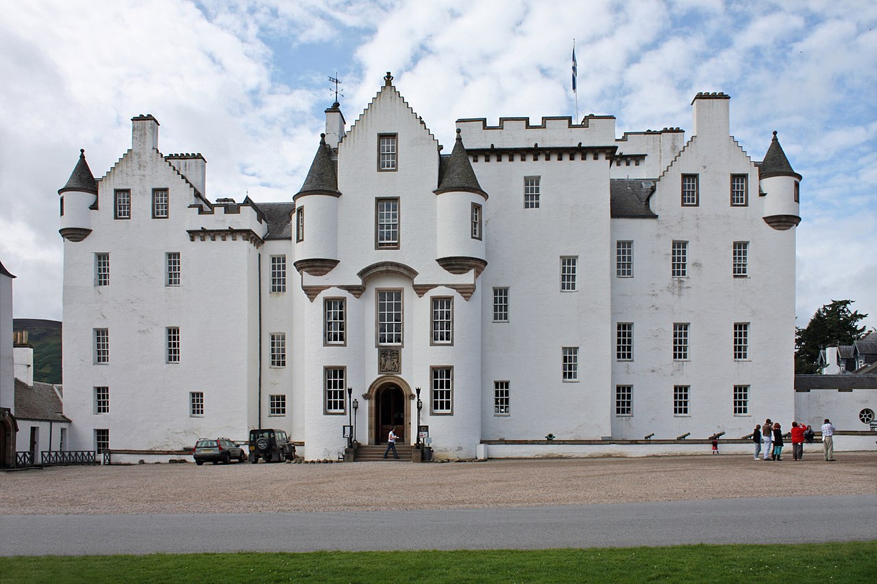 Blair_castle_-_facade.jpg