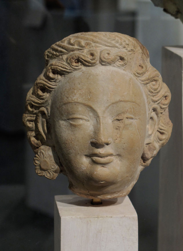 Bodhisattva_ou_devata._Tumshuq.__national_des_arts_asiatiques_Guimet.jpg