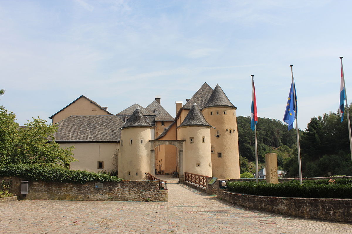Bourglinster_Castle_2012-08_Z.JPG