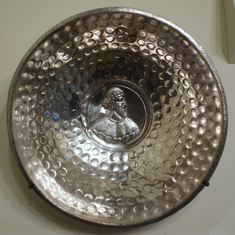Bowl_with_portrait_medallion,_Iran,_early_Sasanian_period,_late_3rd_or_4th_.jpg