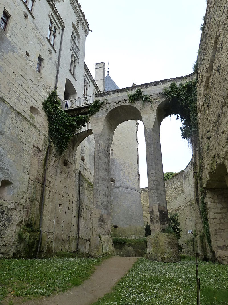 BrézéPont_dans_les_douves.JPG
