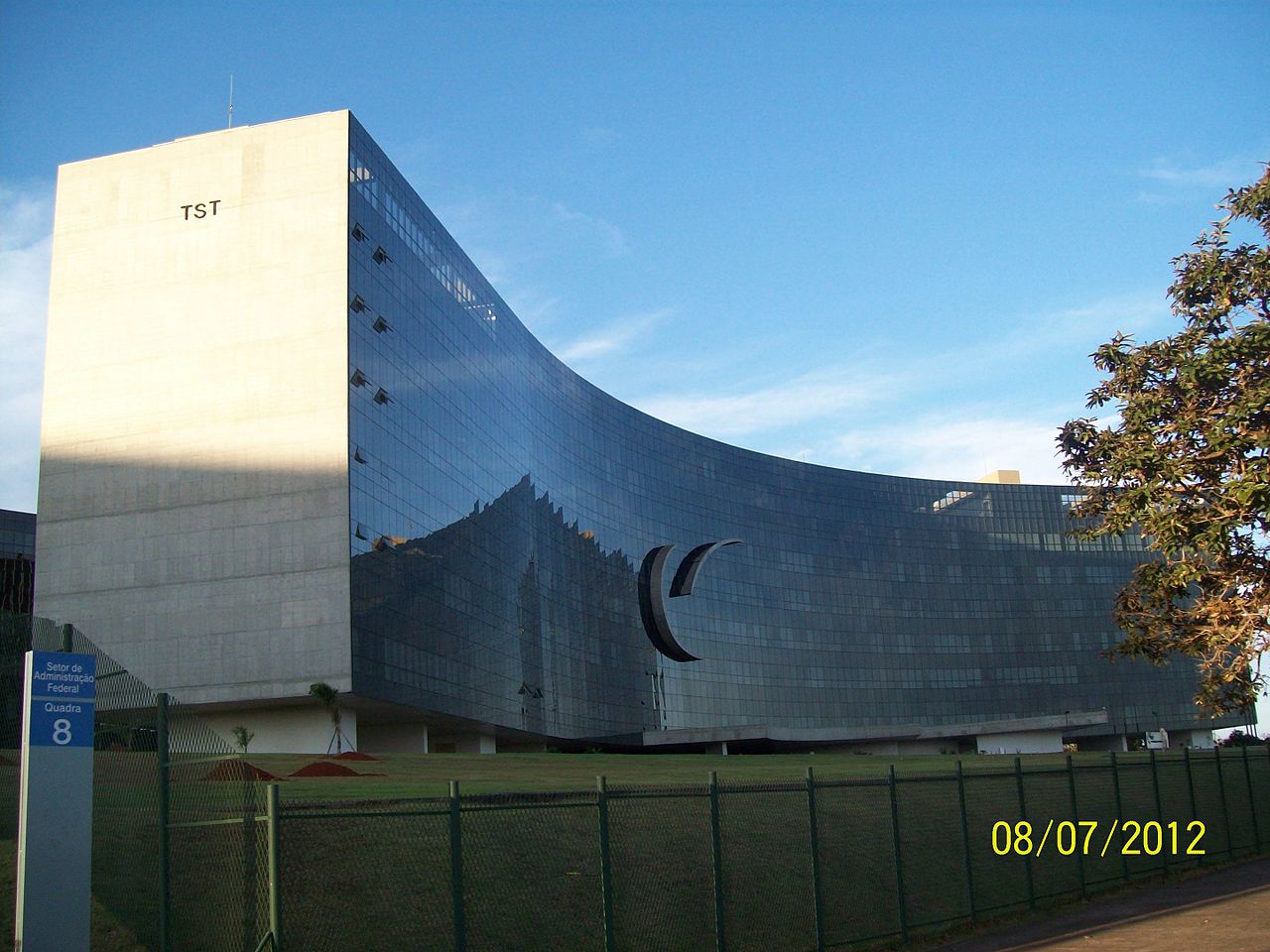 Brasilia_DF_Brasil_-_TST,_Tribunal_Superior_do_Trabalho_-_panoramio.jpg