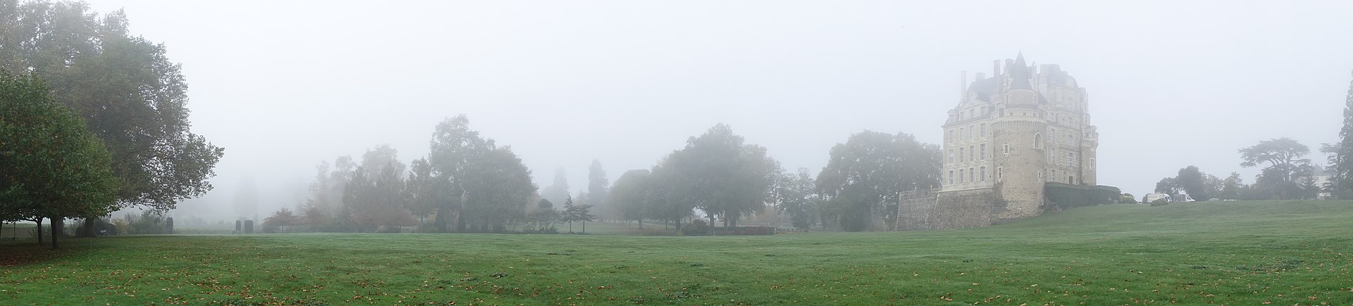 Brissac_sous_la_brume.jpg
