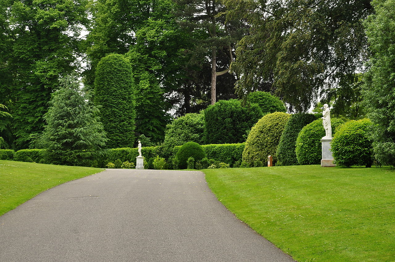 Brodsworth_Hall_driveway_(9019).jpg