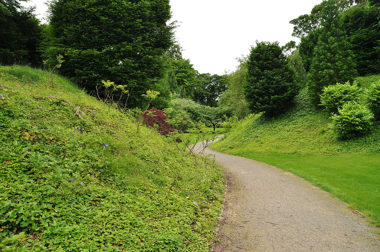 Brodsworth_Hall_gardens_(9139).jpg