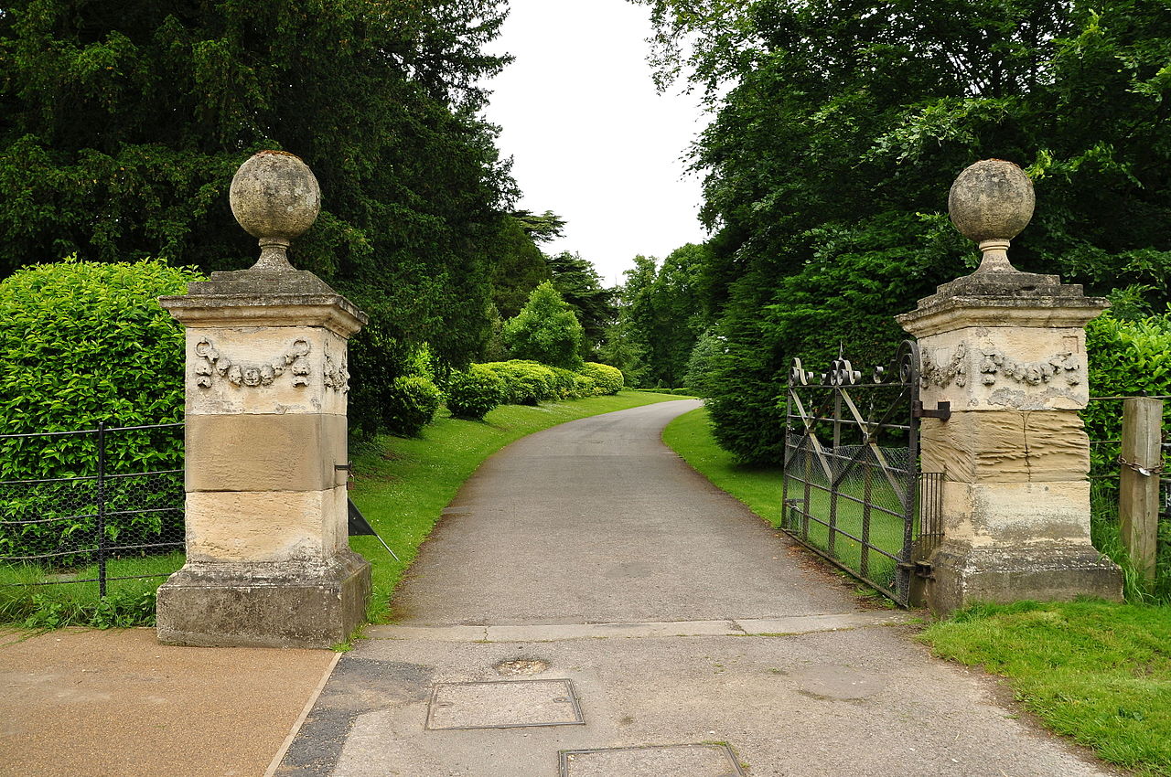Brodsworth_Hall_gates_(9018).jpg