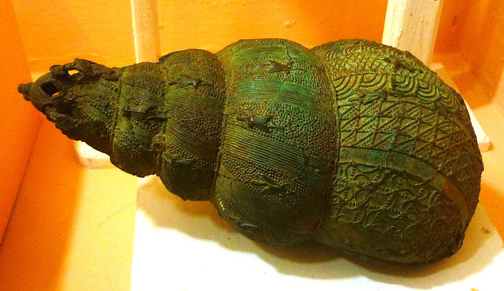 Bronze_ceremonial_vessel_in_form_of_a_snail_shell,_9th_century,_Igbo-Ukwu,_Nigeria.JPG